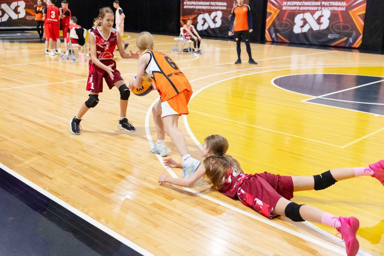 Школьницы из Перевальска побывали в Москве на фестивале по детскому уличному баскетболу