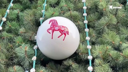 Красные и серебристые шары, световой шатёр: В Луганске завершают подготовку главной новогодней ёлки