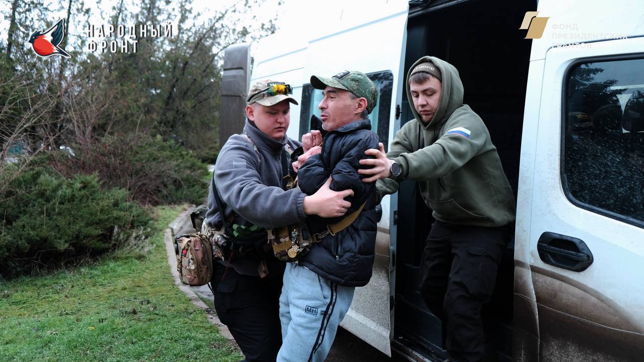 Активисты Молодёжки НФ совместно с РИК НФ ЛНР организовали транспортировку мужчины с инвалидностью Активисты Молодёжки НФ совместно с РИК НФ ЛНР организовали транспортировку мужчины с инвалидностью