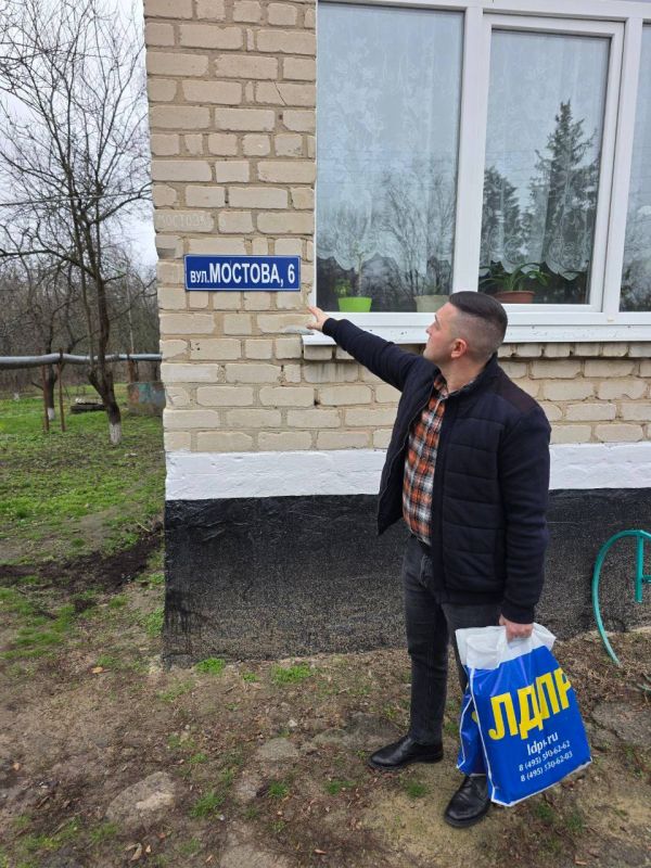 СОБЛЮДЕНИЕ НОРМ И ПОРЯДКА. Депутат Совета Новоайдарского муниципального округа от фракции ЛДПР Арсен Серджан в ходе выездного приёма граждан провёл рейд по уничтожению украинских надписей на улицах новых регионов В ходе...