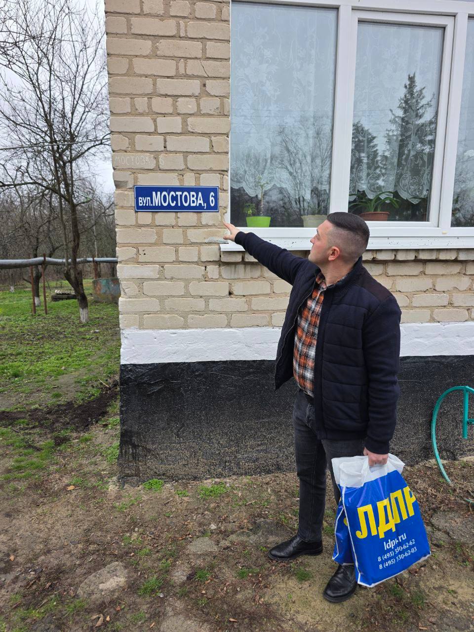 СОБЛЮДЕНИЕ НОРМ И ПОРЯДКА. Депутат Совета Новоайдарского муниципального округа от фракции ЛДПР Арсен Серджан в ходе выездного приёма граждан провёл рейд по уничтожению украинских надписей на улицах новых регионов В ходе...