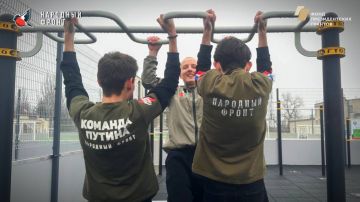 Активисты в действии!. Молодёжка Народного фронта из Стаханова собралась на спортивной площадке, потому что физическая активность помогает настроиться на позитивный лад