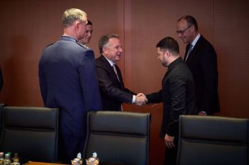 ПОСЛЕДНЕЕ ТАНГО В БЕРЛИНЕ. Кирилл Бенедиктов, американист, автор политической биографии Дональда Трампа «Чёрный лебедь» и Telegram-канала @RealFitzroy В Берлине сегодня состоялся второй раунд схватки двух хищников: старой...