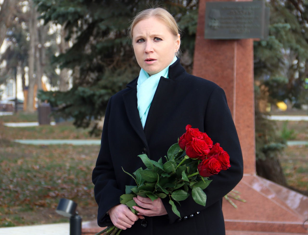 Будем помнить. В Луганске, 15 декабря, состоялась памятная церемония возложения цветов к памятнику «Репортерам, погибшим на войне» Будем помнить. В Луганске, 15 декабря, состоялась памятная церемония возложения цветов к памятнику «Репортерам, погибшим на войне»