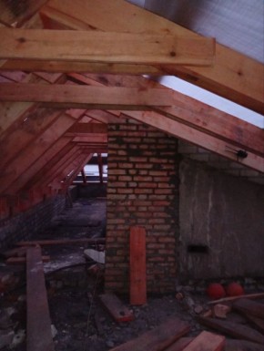 В поселке Краснодон продолжается капитальный ремонт кровли многоквартирного дома по адресу ул. Елисеенко, д. 14. Работы выполняются в рамках специального инфраструктурного проекта при поддержке Тюменской области