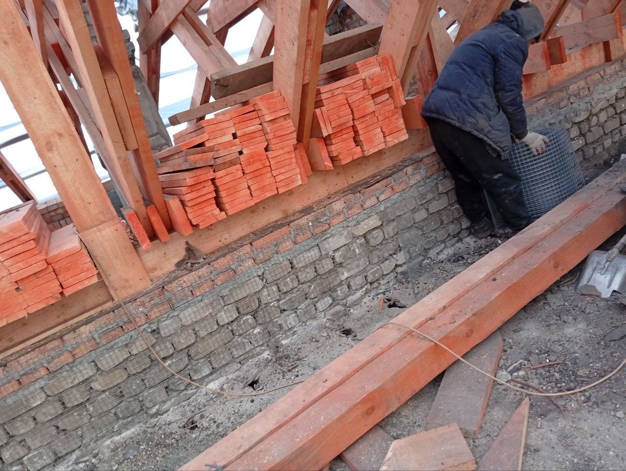 В поселке Краснодон продолжается капитальный ремонт кровли многоквартирного дома по адресу ул. Елисеенко, д. 14. Работы выполняются в рамках специального инфраструктурного проекта при поддержке Тюменской области В поселке Краснодон продолжается капитальный ремонт кровли многоквартирного дома по адресу ул. Елисеенко, д. 14. Работы выполняются в рамках специального инфраструктурного проекта при поддержке Тюменской области