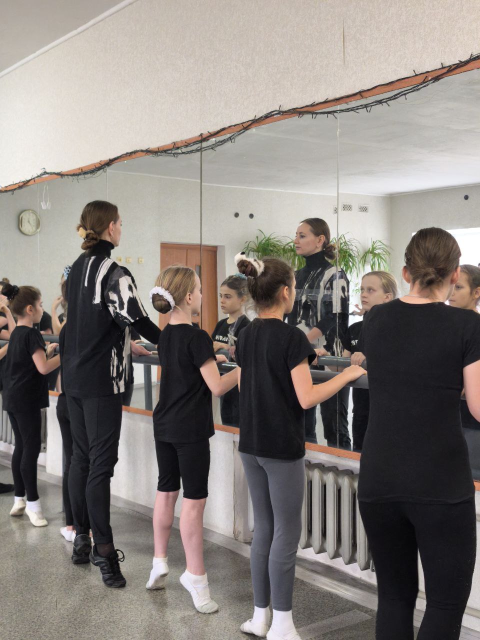 В Детской школе искусств № 2 г. Ровеньки на хореографическом отделе прошли мастер-классы по классическому танцу на тему "Основы классического танца в младших классах" и "Вспомогательные упражнения для укрепления мышц спины" В Детской школе искусств № 2 г. Ровеньки на хореографическом отделе прошли мастер-классы по классическому танцу на тему "Основы классического танца в младших классах" и "Вспомогательные упражнения для укрепления мышц спины"
