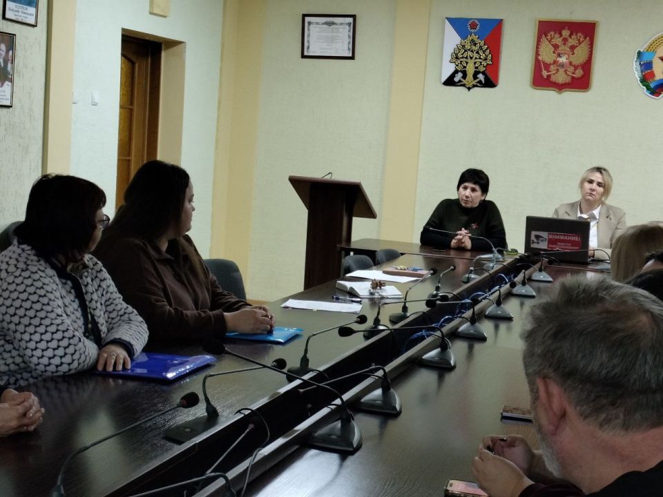 Сегодня в Администрации городского округа город Ровеньки состоялось совещание с участием заместителя Главы Администрации городского округа город Ровеньки Ольги Орловой, руководителя ДоброЦентра Ровеньковского... Сегодня в Администрации городского округа город Ровеньки состоялось совещание с участием заместителя Главы Администрации городского округа город Ровеньки Ольги Орловой, руководителя ДоброЦентра Ровеньковского...