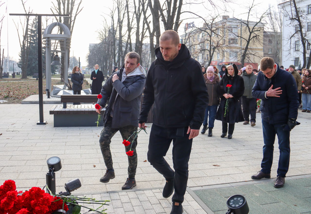 Будем помнить. В Луганске, 15 декабря, состоялась памятная церемония возложения цветов к памятнику «Репортерам, погибшим на войне» Будем помнить. В Луганске, 15 декабря, состоялась памятная церемония возложения цветов к памятнику «Репортерам, погибшим на войне»
