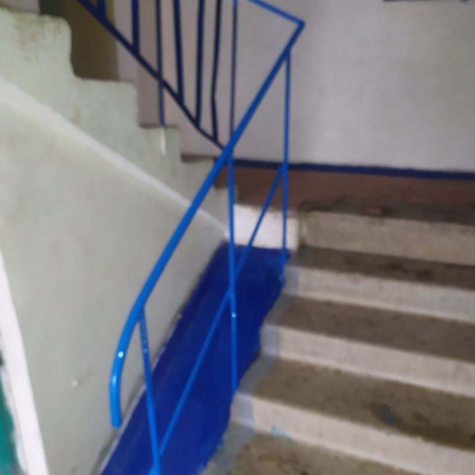 Сотрудники Краснодонского филиала Единой управляющей компании (ЕУК) продолжают работу по улучшению состояния жилого фонда на территории своего обслуживания Сотрудники Краснодонского филиала Единой управляющей компании (ЕУК) продолжают работу по улучшению состояния жилого фонда на территории своего обслуживания