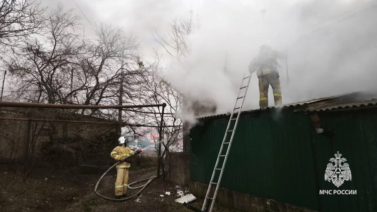 В Свердловске загорелся гараж и котельная В Свердловске загорелся гараж и котельная