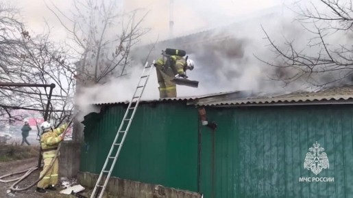 В Свердловске загорелся гараж и котельная