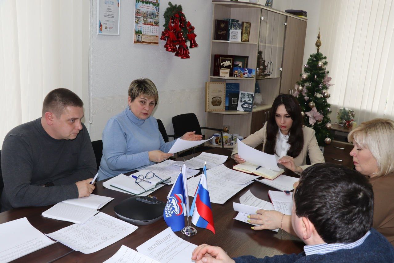 Состоялась встреча Секретаря Северодонецкого местного отделения партии «ЕДИНАЯ РОССИЯ» Яны Сылкиной с руководителями первичных отделений партии и Советом сторонников Состоялась встреча Секретаря Северодонецкого местного отделения партии «ЕДИНАЯ РОССИЯ» Яны Сылкиной с руководителями первичных отделений партии и Советом сторонников