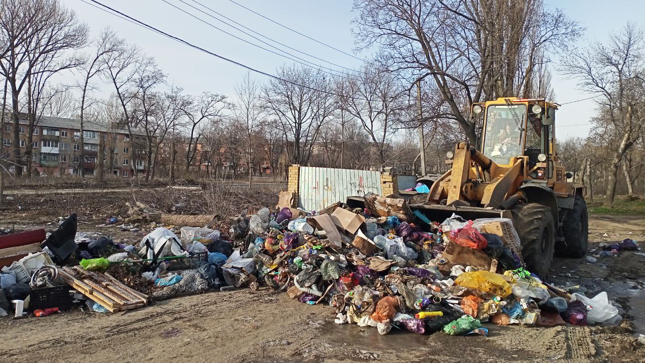 Работа коммунальных служб. Сегодня работники МУП «Экотранс» провели работу на трёх городских площадках накопления отходов Работа коммунальных служб. Сегодня работники МУП «Экотранс» провели работу на трёх городских площадках накопления отходов