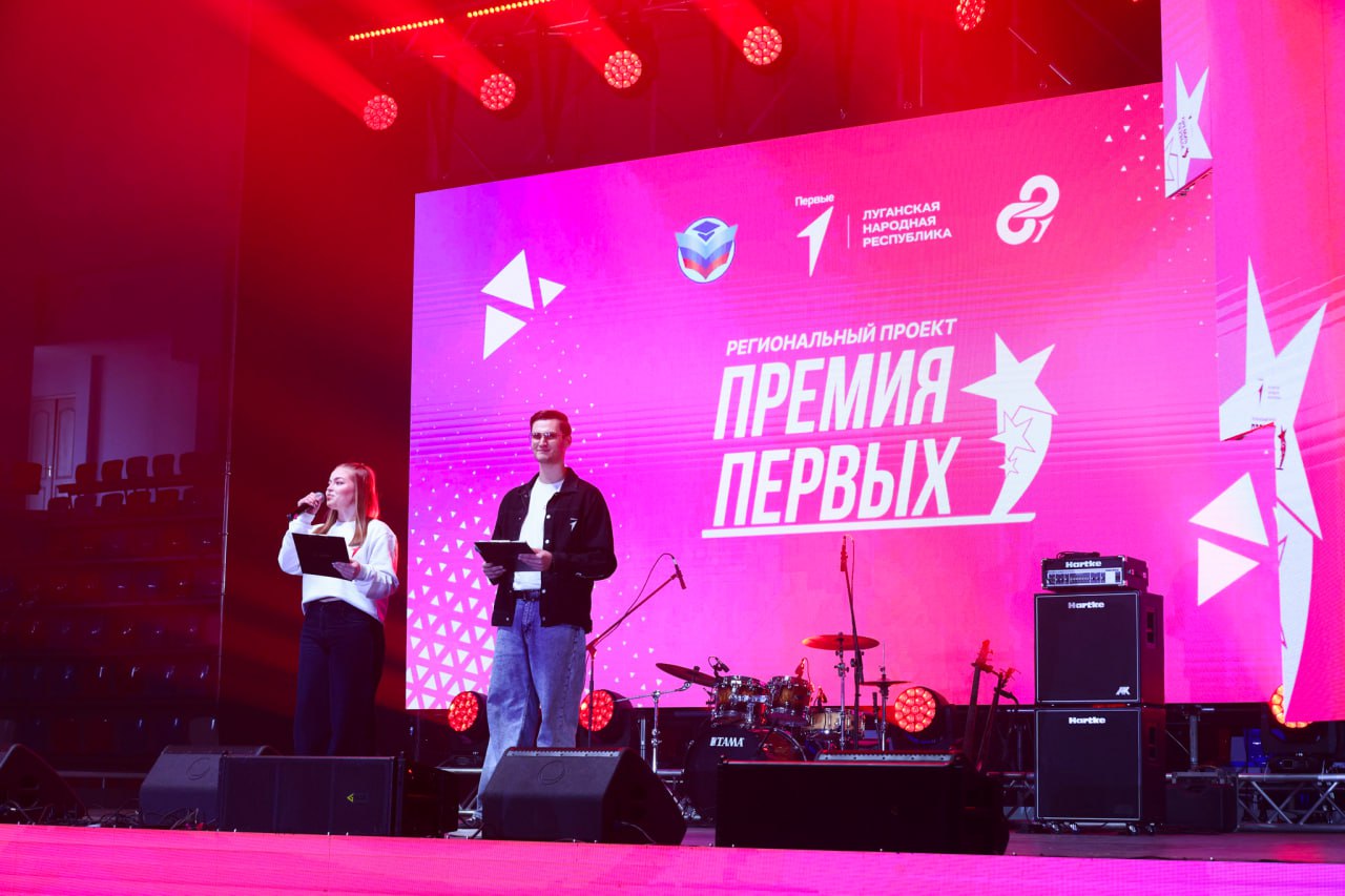 Денис Мирошниченко наградил победительницу конкурса «Премия Первых» в номинации «Наставник года» Денис Мирошниченко наградил победительницу конкурса «Премия Первых» в номинации «Наставник года»