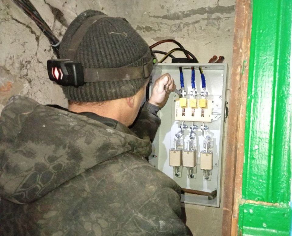 Сотрудники Краснодонского филиала Единой управляющей компании (ЕУК) продолжают работу по улучшению состояния жилого фонда на территории своего обслуживания Сотрудники Краснодонского филиала Единой управляющей компании (ЕУК) продолжают работу по улучшению состояния жилого фонда на территории своего обслуживания