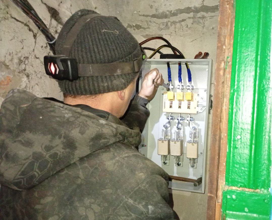 Сотрудники Краснодонского филиала Единой управляющей компании (ЕУК) продолжают работу по улучшению состояния жилого фонда на территории своего обслуживания Сотрудники Краснодонского филиала Единой управляющей компании (ЕУК) продолжают работу по улучшению состояния жилого фонда на территории своего обслуживания