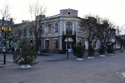 Владимир Чернев: На центральной площади стартовали работы по установке главной новогодней композиции нашего округа