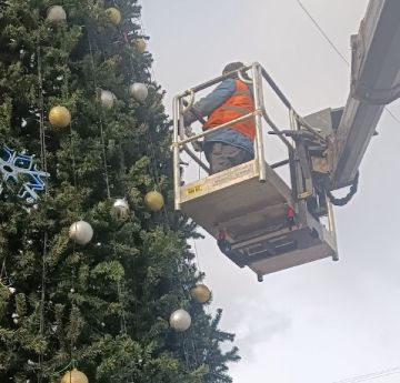 Коммунальные службы проводят работы на территории города