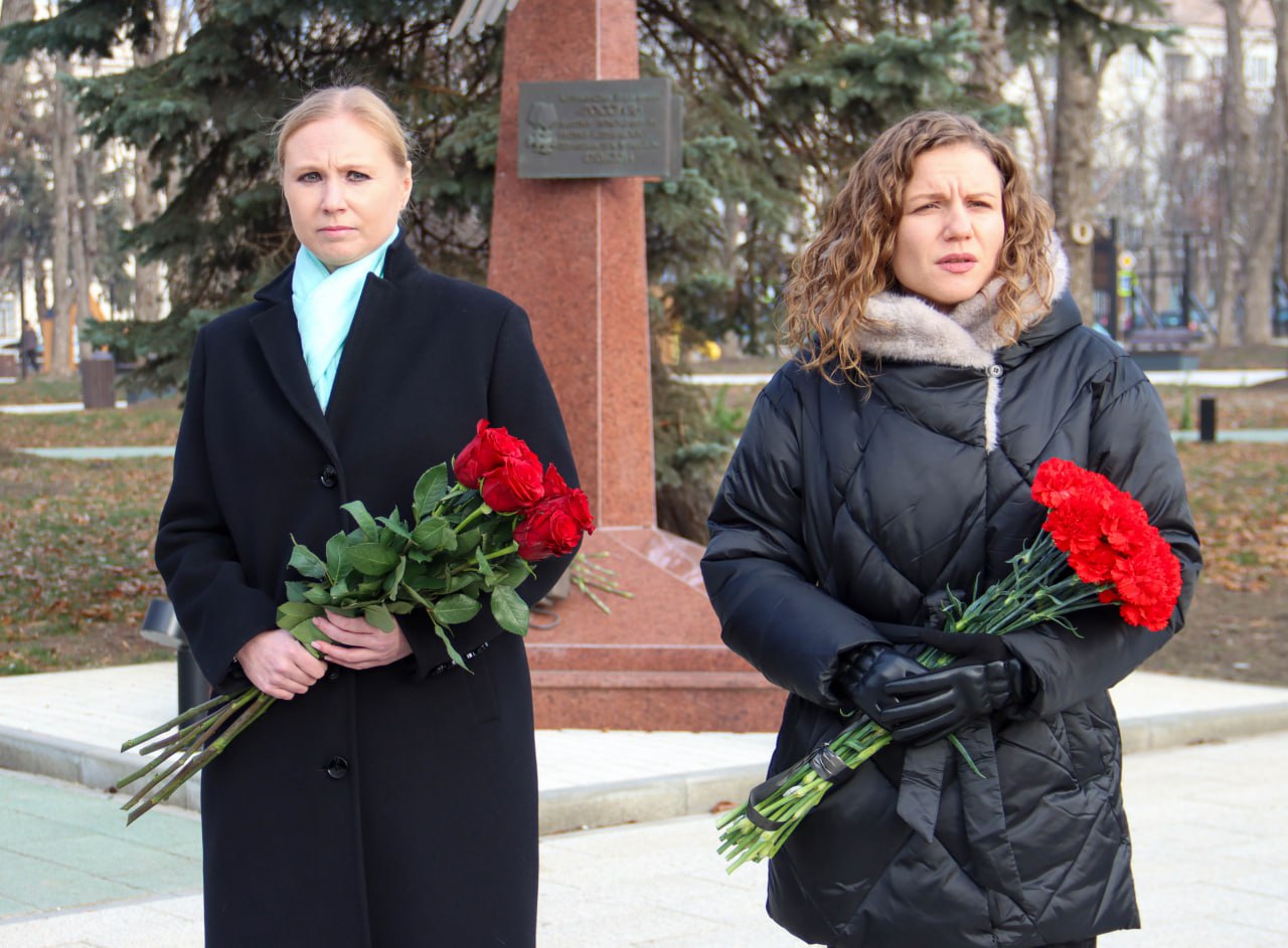 Будем помнить. В Луганске, 15 декабря, состоялась памятная церемония возложения цветов к памятнику «Репортерам, погибшим на войне»