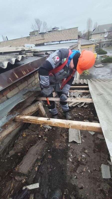 Аварийно-ремонтные службы из Удмуртии обеспечили сохранность школы в Лутугино, выполнив срочный ремонт кровли Аварийно-ремонтные службы из Удмуртии обеспечили сохранность школы в Лутугино, выполнив срочный ремонт кровли