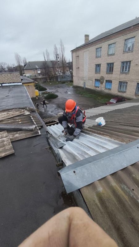 Аварийно-ремонтные службы из Удмуртии обеспечили сохранность школы в Лутугино, выполнив срочный ремонт кровли Аварийно-ремонтные службы из Удмуртии обеспечили сохранность школы в Лутугино, выполнив срочный ремонт кровли