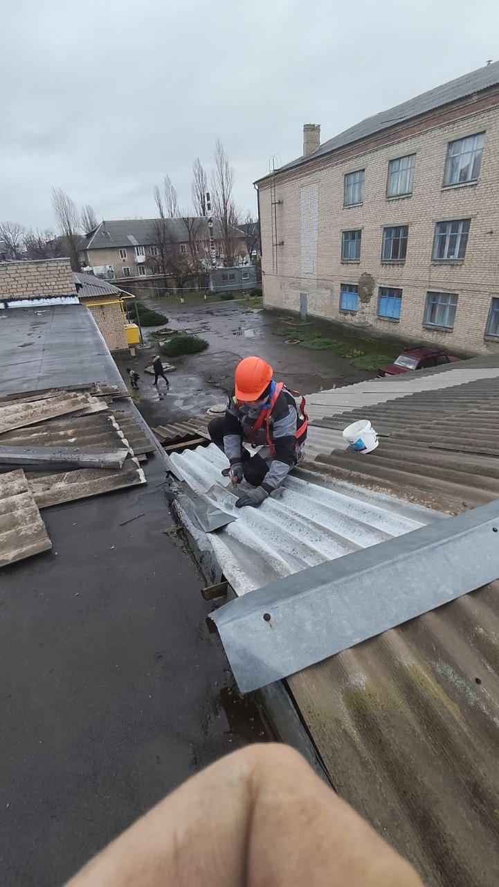 Аварийно-ремонтные службы из Удмуртии обеспечили сохранность школы в Лутугино, выполнив срочный ремонт кровли Аварийно-ремонтные службы из Удмуртии обеспечили сохранность школы в Лутугино, выполнив срочный ремонт кровли