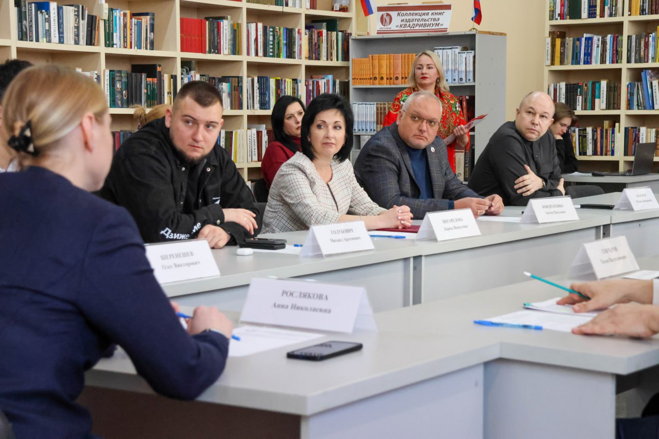 Сегодня вместе с Первым заместителем руководителя Администрации Главы ЛНР Анной Росляковой провели заседание Совета по сохранению и укреплению традиционных российских духовно-нравственных ценностей, культуры и исторической... Сегодня вместе с Первым заместителем руководителя Администрации Главы ЛНР Анной Росляковой провели заседание Совета по сохранению и укреплению традиционных российских духовно-нравственных ценностей, культуры и исторической...