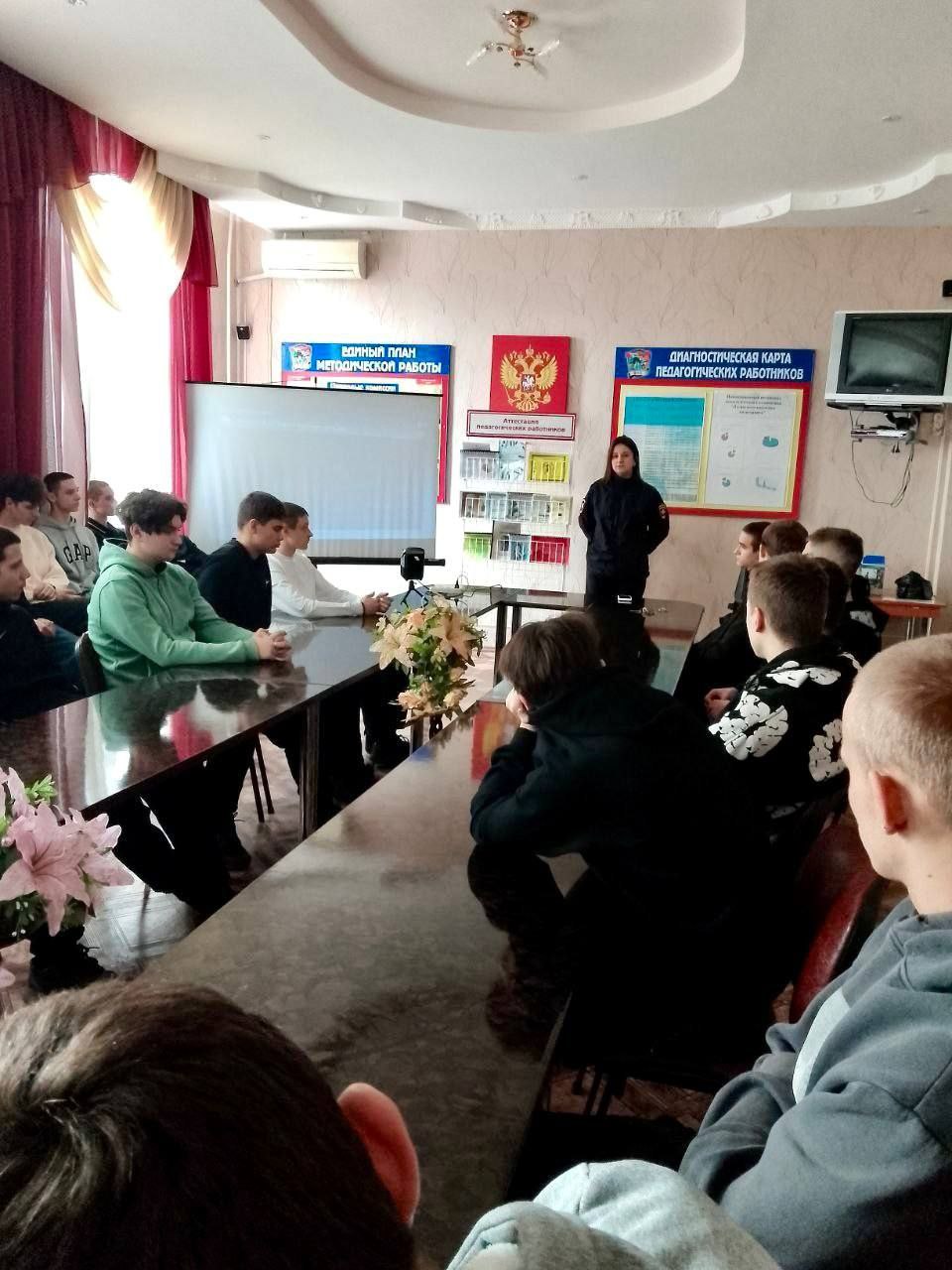 Сотрудники Центра ДиТН, ПБДД ГИБДД МВД по ЛНР принимают активное участие в информировании молодежи о важности соблюдения ПДД и недопущении нарушений Сотрудники Центра ДиТН, ПБДД ГИБДД МВД по ЛНР принимают активное участие в информировании молодежи о важности соблюдения ПДД и недопущении нарушений