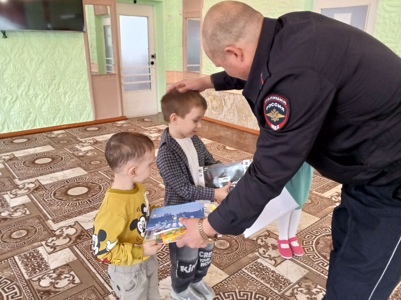 Сотрудники ОГИБДД ОМВД России «Брянковский» поздравили победителей! Сотрудники ОГИБДД ОМВД России «Брянковский» поздравили победителей!