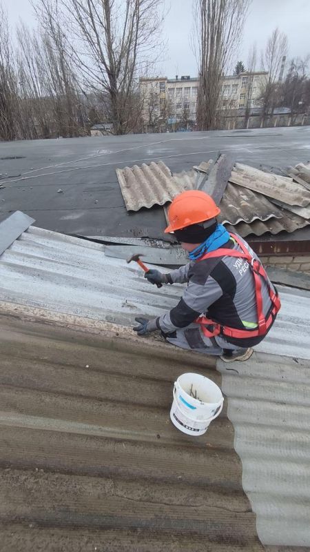 Аварийно-ремонтные службы из Удмуртии обеспечили сохранность школы в Лутугино, выполнив срочный ремонт кровли Аварийно-ремонтные службы из Удмуртии обеспечили сохранность школы в Лутугино, выполнив срочный ремонт кровли