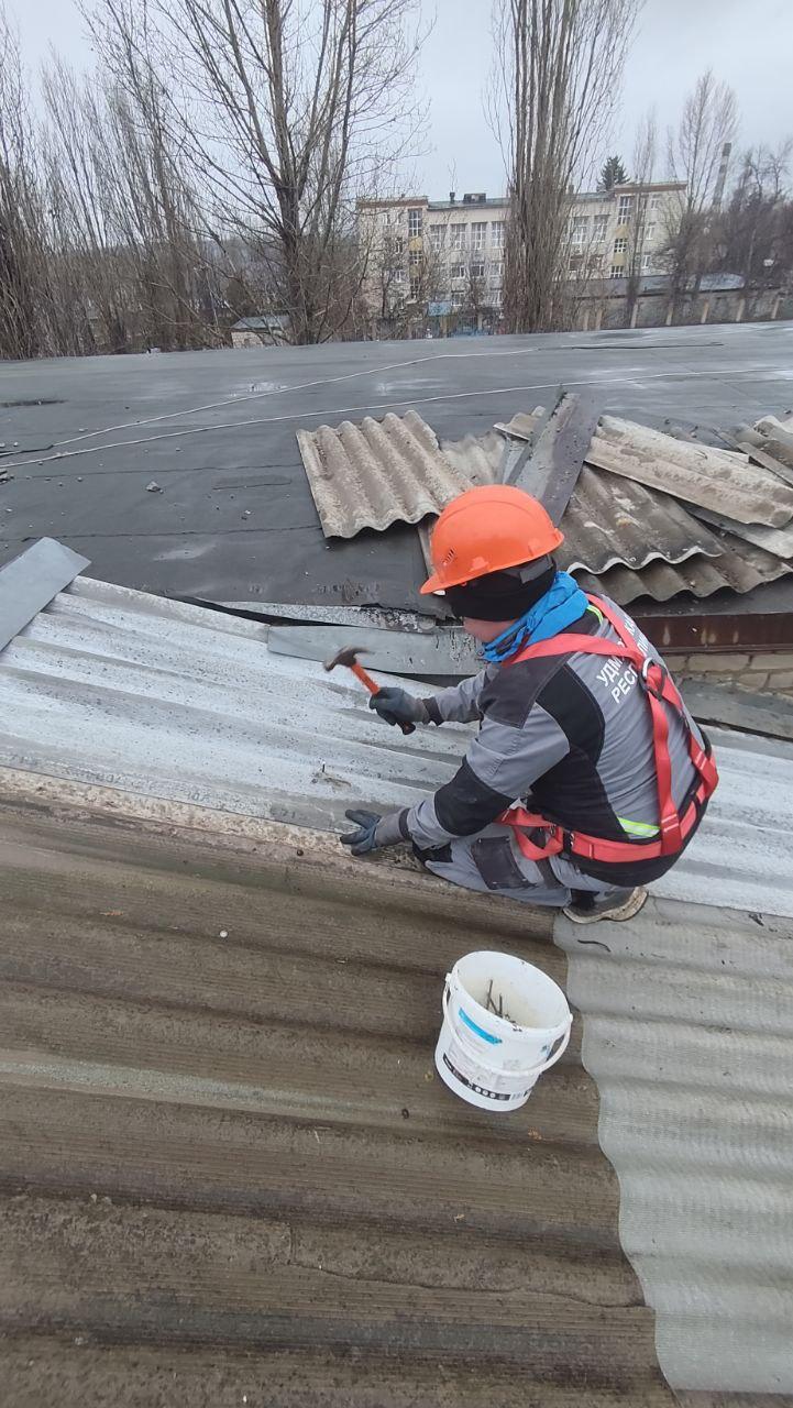 Аварийно-ремонтные службы из Удмуртии обеспечили сохранность школы в Лутугино, выполнив срочный ремонт кровли Аварийно-ремонтные службы из Удмуртии обеспечили сохранность школы в Лутугино, выполнив срочный ремонт кровли