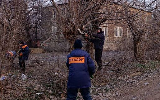 Коммунальные службы проводят работы на территории города Коммунальные службы проводят работы на территории города