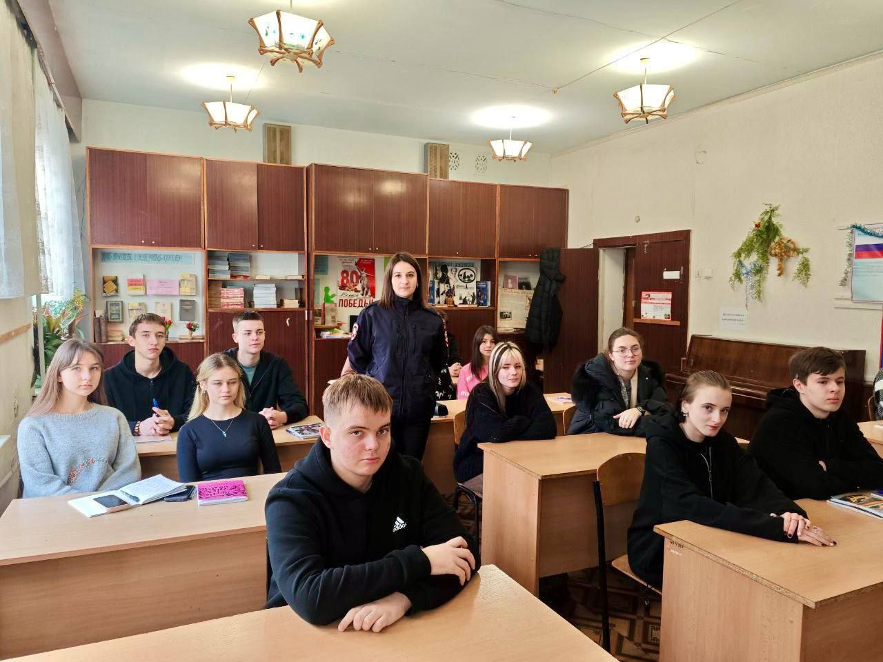 Сотрудники Центра ДиТН, ПБДД ГИБДД МВД по ЛНР принимают активное участие в информировании молодежи о важности соблюдения ПДД и недопущении нарушений Сотрудники Центра ДиТН, ПБДД ГИБДД МВД по ЛНР принимают активное участие в информировании молодежи о важности соблюдения ПДД и недопущении нарушений