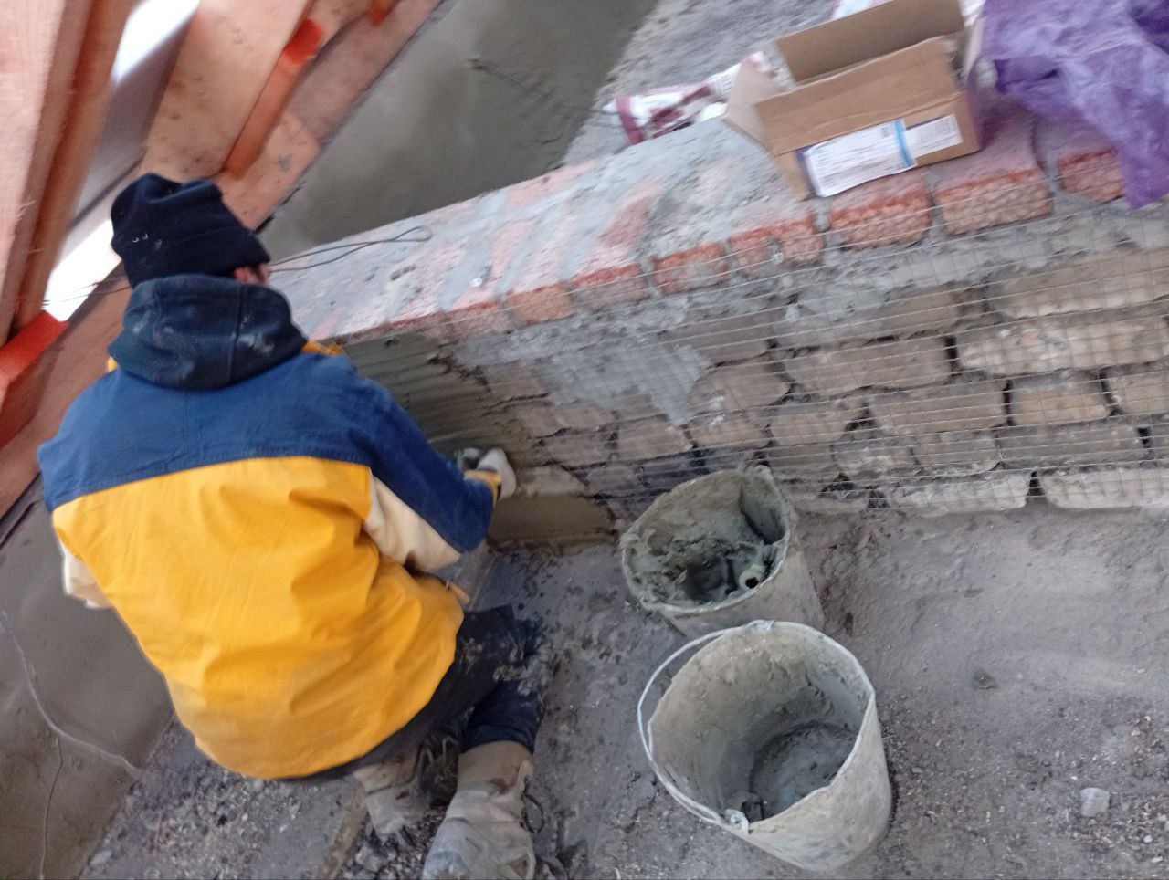 В поселке Краснодон продолжается капитальный ремонт кровли многоквартирного дома по адресу ул. Елисеенко, д. 14. Работы выполняются в рамках специального инфраструктурного проекта при поддержке Тюменской области В поселке Краснодон продолжается капитальный ремонт кровли многоквартирного дома по адресу ул. Елисеенко, д. 14. Работы выполняются в рамках специального инфраструктурного проекта при поддержке Тюменской области