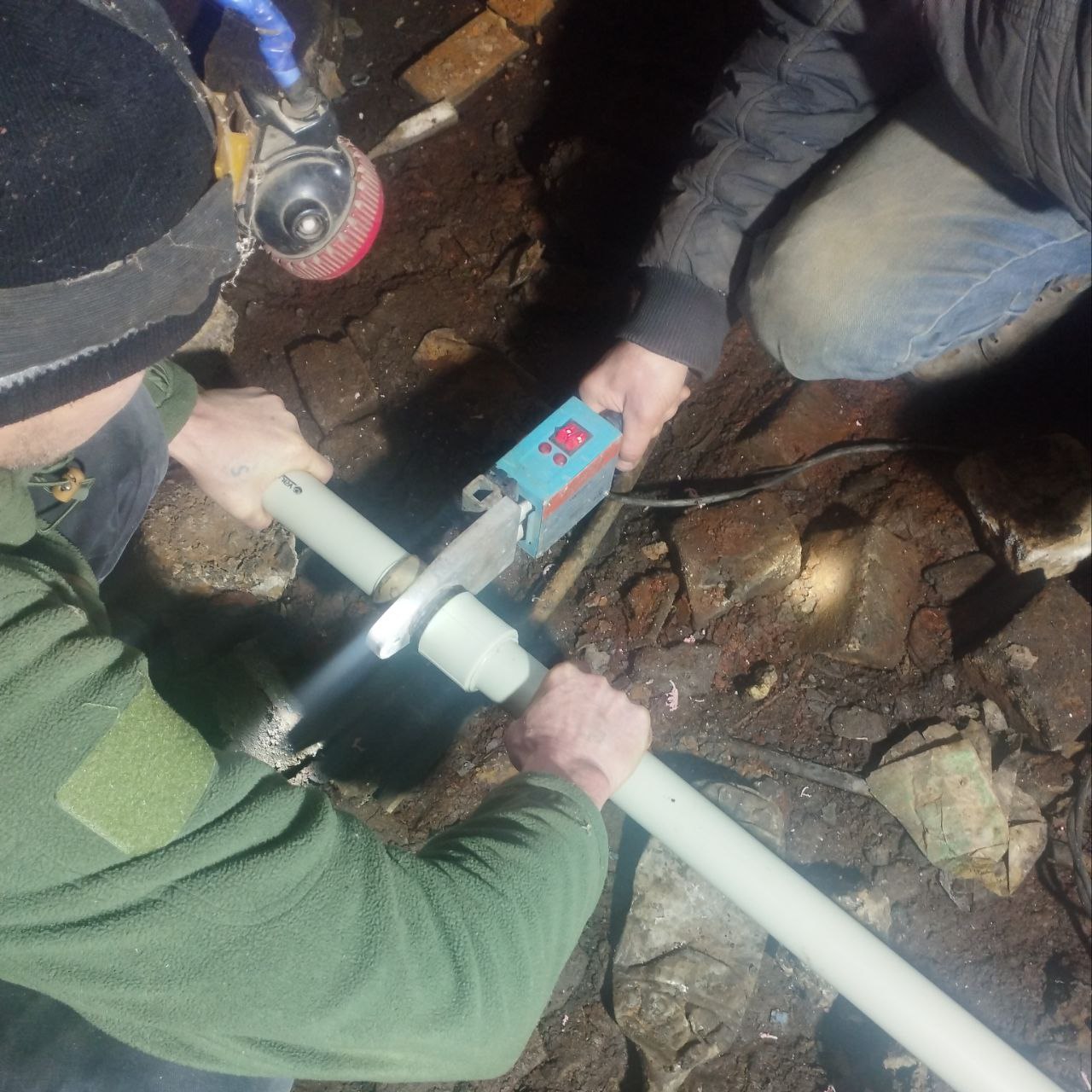 Специалисты Ровеньковского филиала НКО выполняют работы по текущему ремонту системы централизованного теплоснабжения домов Специалисты Ровеньковского филиала НКО выполняют работы по текущему ремонту системы централизованного теплоснабжения домов