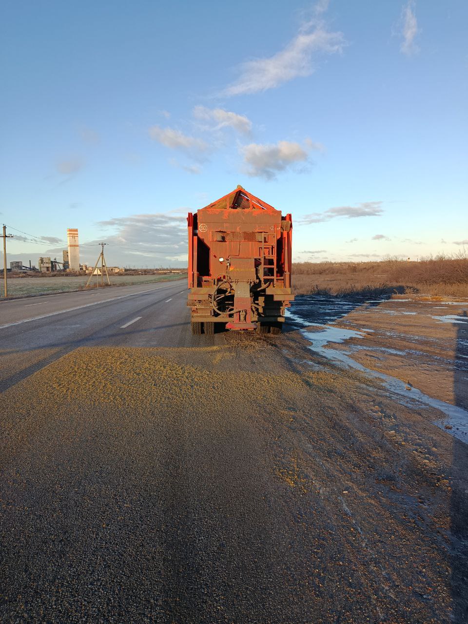 Все выходные специалисты дорожных служб трудились на автодорогах региона, обеспечивая безопасный проезд
