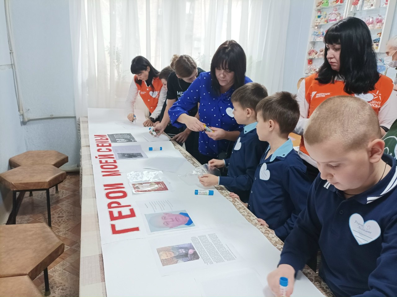В Лутугинском Доме детского и юношеского творчества прошел форум «Родные – любимые» В Лутугинском Доме детского и юношеского творчества прошел форум «Родные – любимые»