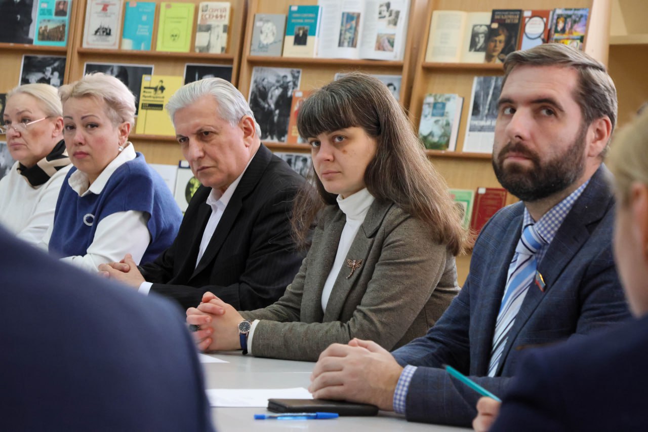 Сегодня вместе с Первым заместителем руководителя Администрации Главы ЛНР Анной Росляковой провели заседание Совета по сохранению и укреплению традиционных российских духовно-нравственных ценностей, культуры и исторической... Сегодня вместе с Первым заместителем руководителя Администрации Главы ЛНР Анной Росляковой провели заседание Совета по сохранению и укреплению традиционных российских духовно-нравственных ценностей, культуры и исторической...