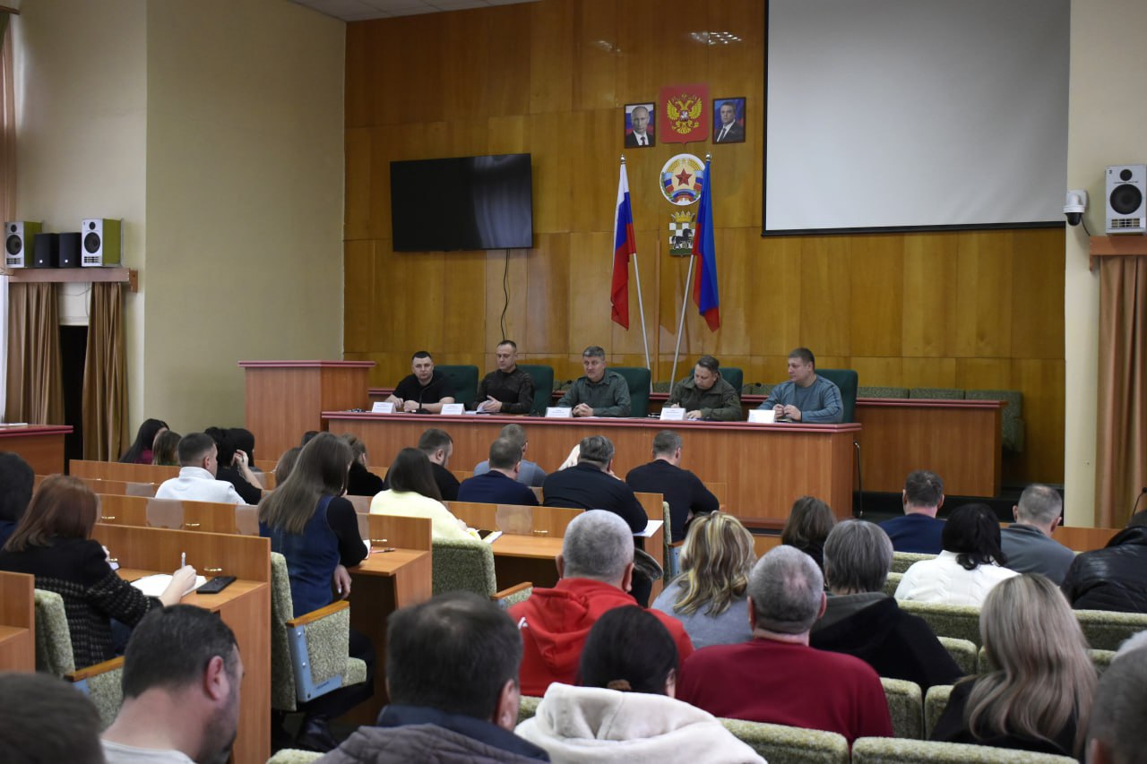 Глава Старобельского муниципального округа Владимир Чернев провёл расширенное совещание с руководителями структурных подразделений Администрации и подведомственных учреждений