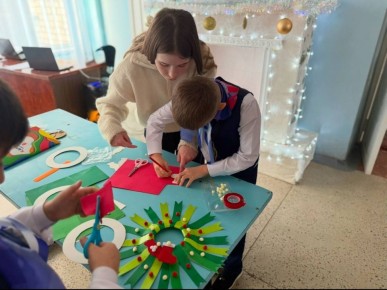 В ГБОУ ЛНР «Брянковская средняя школа №9» прошла Мастерская Деда Мороза