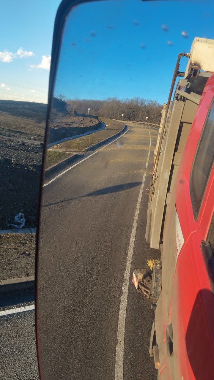 Все выходные специалисты дорожных служб трудились на автодорогах региона, обеспечивая безопасный проезд Все выходные специалисты дорожных служб трудились на автодорогах региона, обеспечивая безопасный проезд