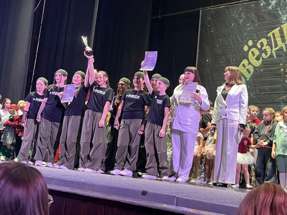 Коллектив SDS танца «Dangerous» под руководством Мельниковой Ольги Викторовны, представляющий Дом культуры им. Горького пгт Ясеновский, триумфально выступил на Международном конкурсе исполнительского мастерства «Звездное... Коллектив SDS танца «Dangerous» под руководством Мельниковой Ольги Викторовны, представляющий Дом культуры им. Горького пгт Ясеновский, триумфально выступил на Международном конкурсе исполнительского мастерства «Звездное...