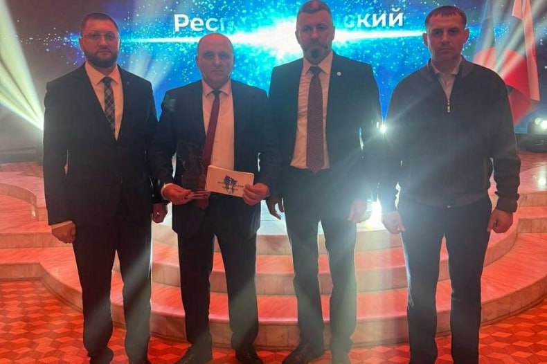 Начальник отдела по ОЖД с. Медвежанка Валерий Кравченко получил награду конкурса «Гордость местного самоуправления» Начальник отдела по ОЖД с. Медвежанка Валерий Кравченко получил награду конкурса «Гордость местного самоуправления»