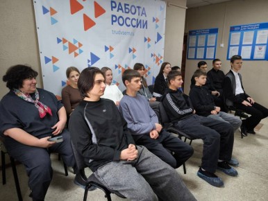 В рамках «Ярмарки учебных и рабочих мест» девятиклассники Краснодонской средней школы №8 встретились со старшей медсестрой детского отделения Краснодонской городской многопрофильной больницы — Калмыковой Татьяной