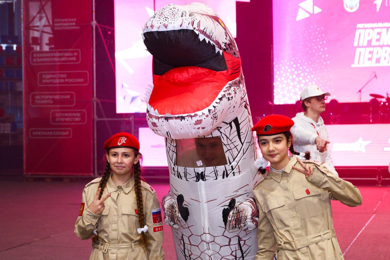 Денис Мирошниченко наградил победительницу конкурса «Премия Первых» в номинации «Наставник года» Денис Мирошниченко наградил победительницу конкурса «Премия Первых» в номинации «Наставник года»