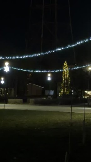 Новый год близко: луганский сквер имени Героев «Молодой гвардии» засиял метрами самых разных гирлянд