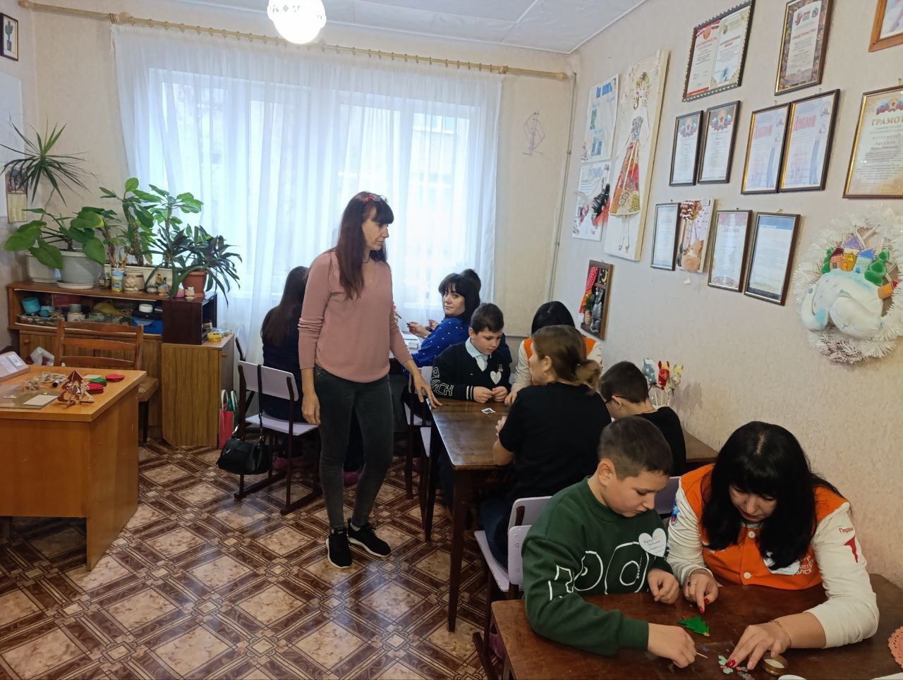 В Лутугинском Доме детского и юношеского творчества прошел форум «Родные – любимые» В Лутугинском Доме детского и юношеского творчества прошел форум «Родные – любимые»