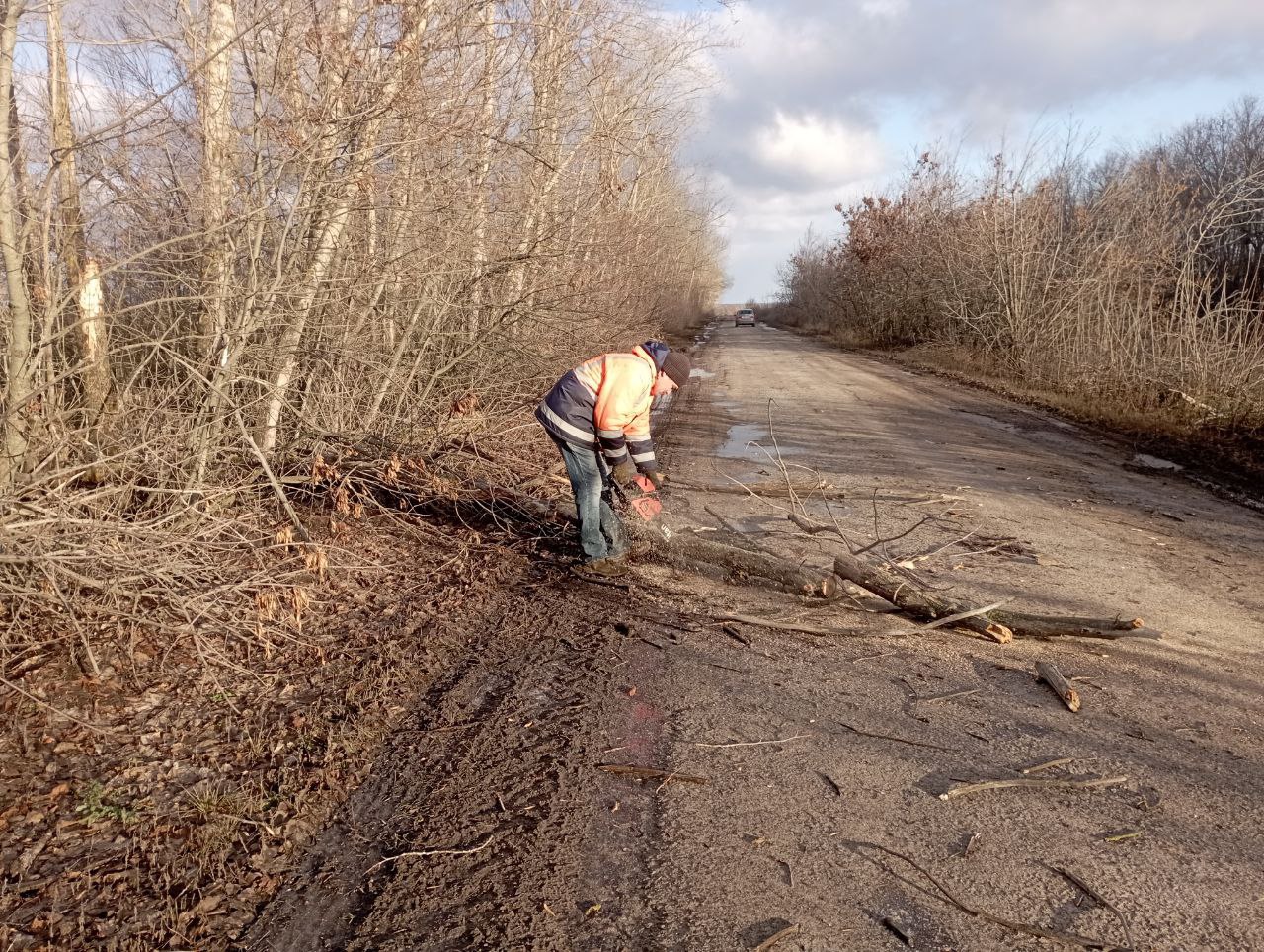 Все выходные специалисты дорожных служб трудились на автодорогах региона, обеспечивая безопасный проезд Все выходные специалисты дорожных служб трудились на автодорогах региона, обеспечивая безопасный проезд