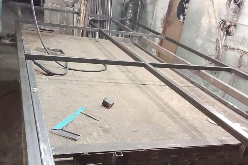 Аварийная бригада Тувы установила остановочный павильон в Свердловске Аварийная бригада Тувы установила остановочный павильон в Свердловске